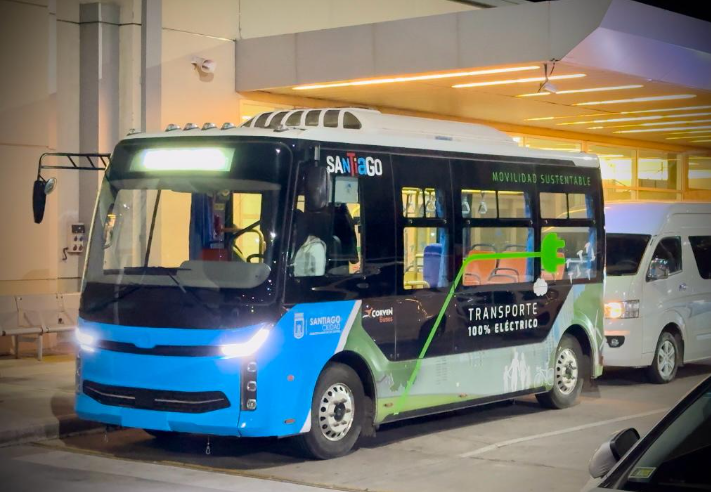 Mini Bus Corven 100% eléctrico en la expo Samrt City desarrollada en Santiago del Estero
